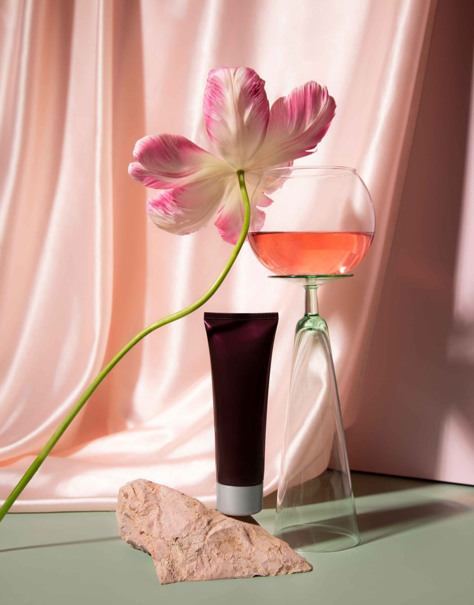 Katarina-Iliskovic-Pink-cosmetic-mockup-with-flower-8